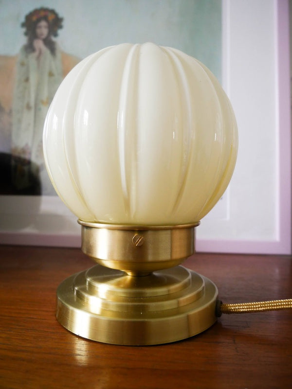 Lampe globe ancien opale claire thabur