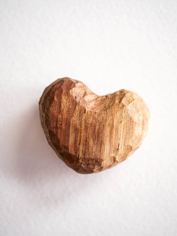 doudou coeur en chene objet meditatif objet artisanal en bois