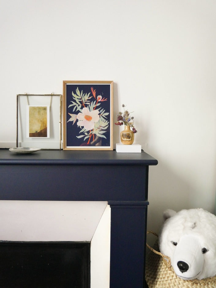 illustration fleur fond bleu encadrée sur cheminée