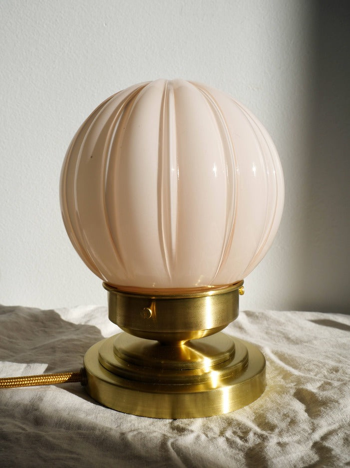 lampe vintage globe ancien art deco opale rose pied laiton brossé doré