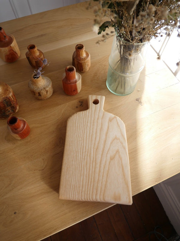 Planche en bois à découper en frêne faite à la main